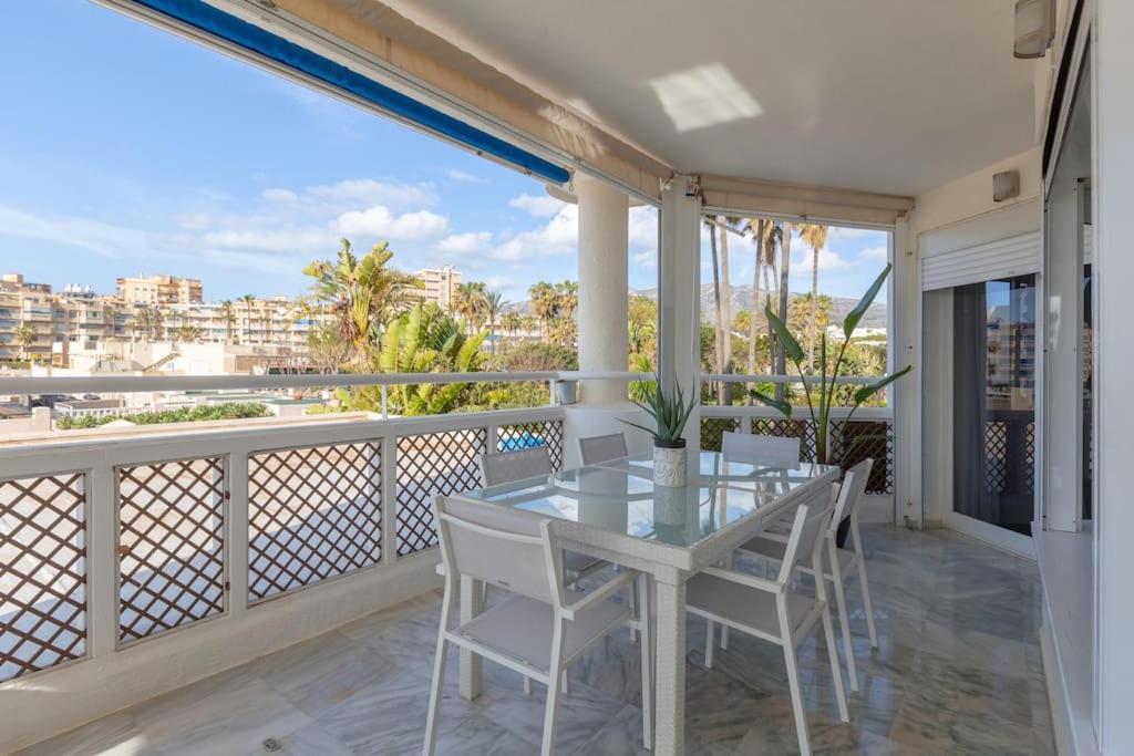 Eden Costa Lago Primera Linea De Mar Torremolinos Exteriör bild