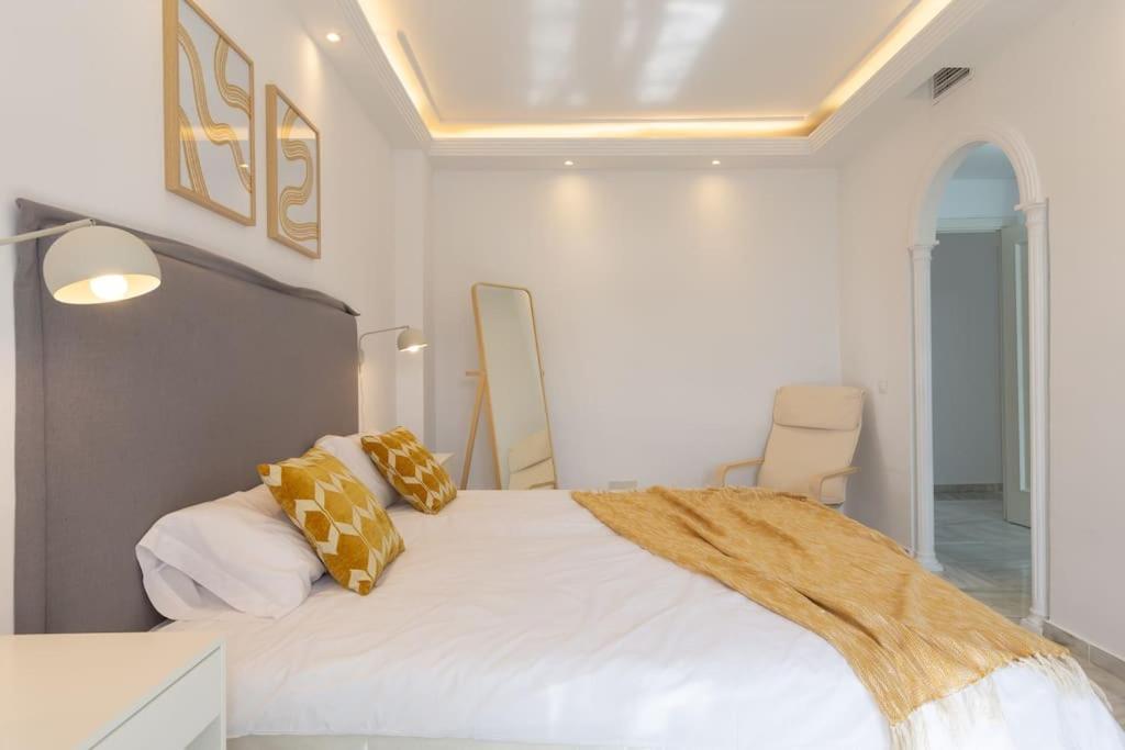 Eden Costa Lago Primera Linea De Mar Torremolinos Exteriör bild