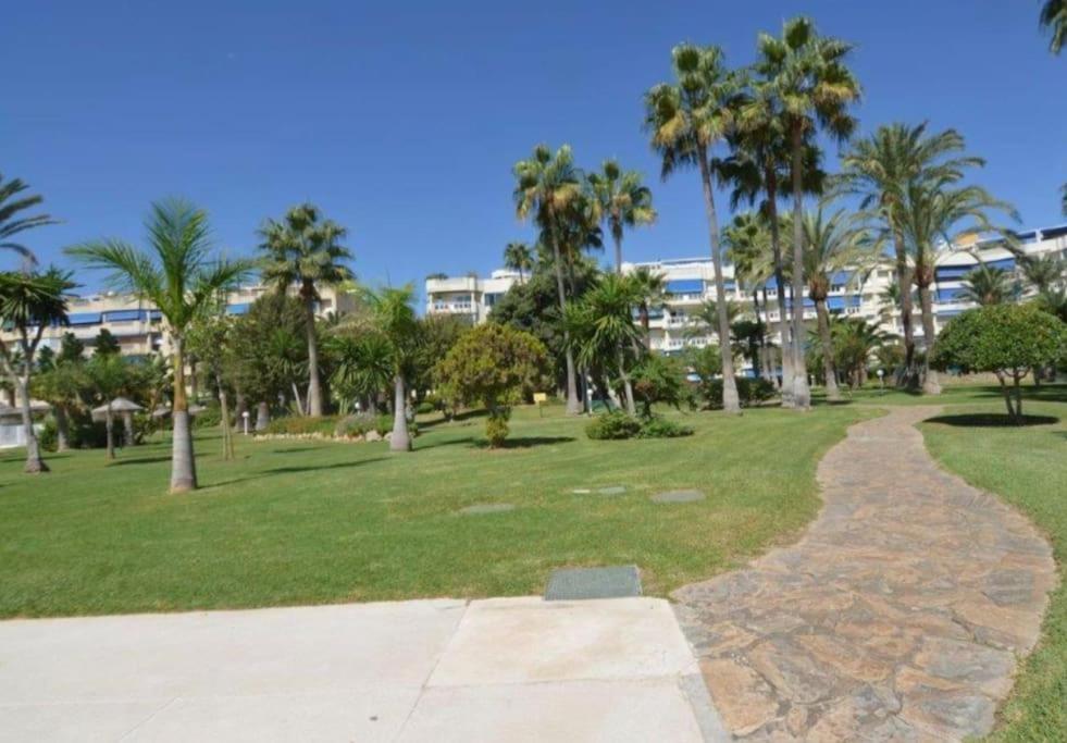 Eden Costa Lago Primera Linea De Mar Torremolinos Exteriör bild
