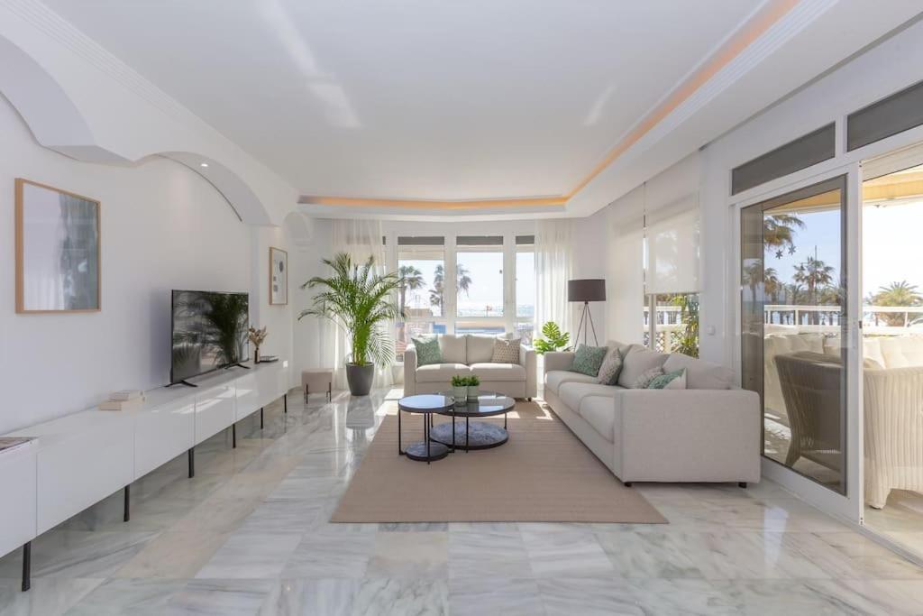 Eden Costa Lago Primera Linea De Mar Torremolinos Exteriör bild