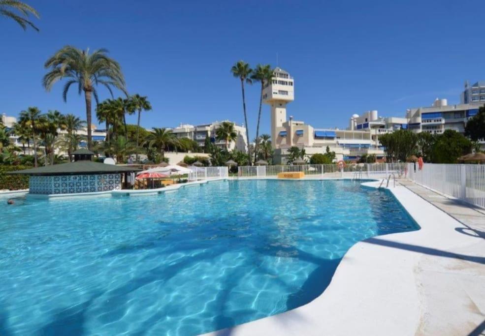 Eden Costa Lago Primera Linea De Mar Torremolinos Exteriör bild